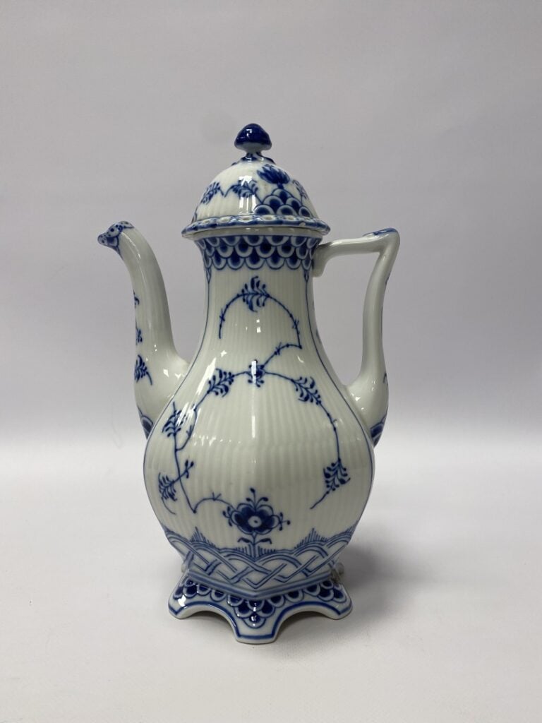 ROYAL COPENHAGEN. - Théière en porcelaine à décor blanc et bleu dans le goût du…