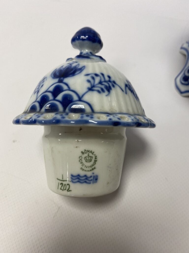 ROYAL COPENHAGEN. - Théière en porcelaine à décor blanc et bleu dans le goût du…