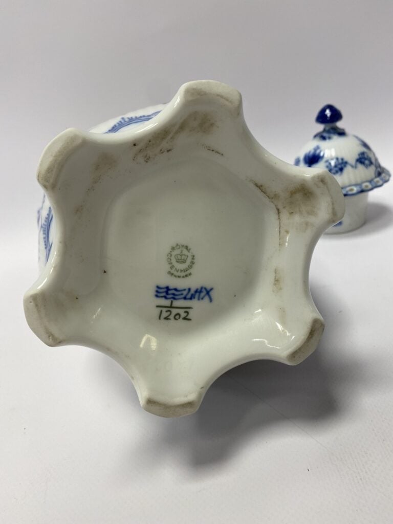 ROYAL COPENHAGEN. - Théière en porcelaine à décor blanc et bleu dans le goût du…