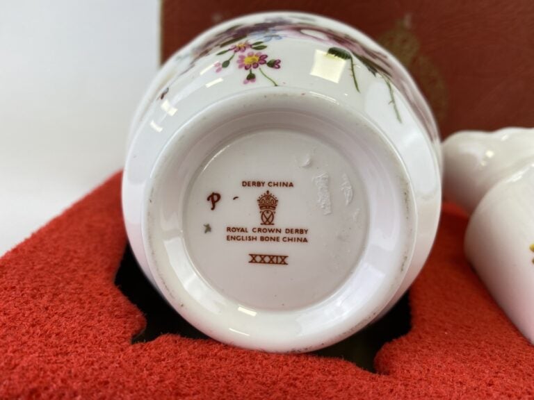 ROYAL CROWN DERBY - Angleterre - Coffret Royal Crown Derby comprenant bol à thé…