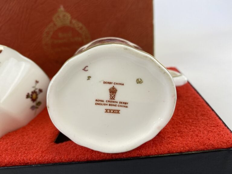 ROYAL CROWN DERBY - Angleterre - Coffret Royal Crown Derby comprenant bol à thé…