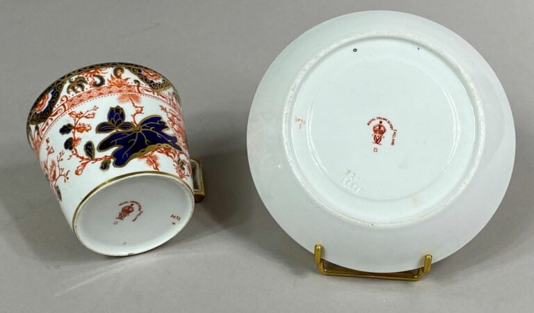 ROYAL CROWN DERBY, Angleterre - Tasse et sous-tasse en porcelaine à décor flora…