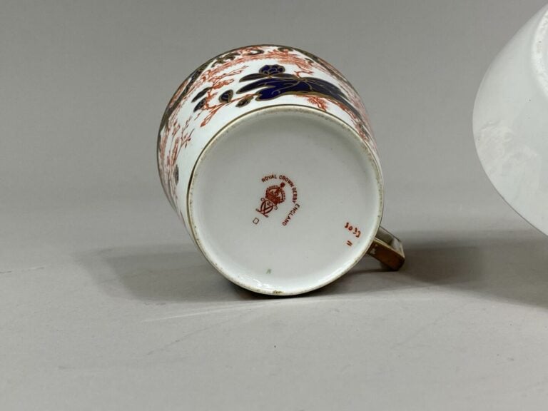 ROYAL CROWN DERBY, Angleterre - Tasse et sous-tasse en porcelaine à décor flora…