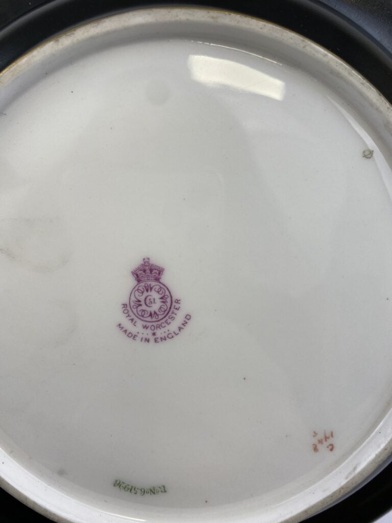 ROYAL WORCESTER - Angleterre - Huit assiettes de deux modèles différentes et un…