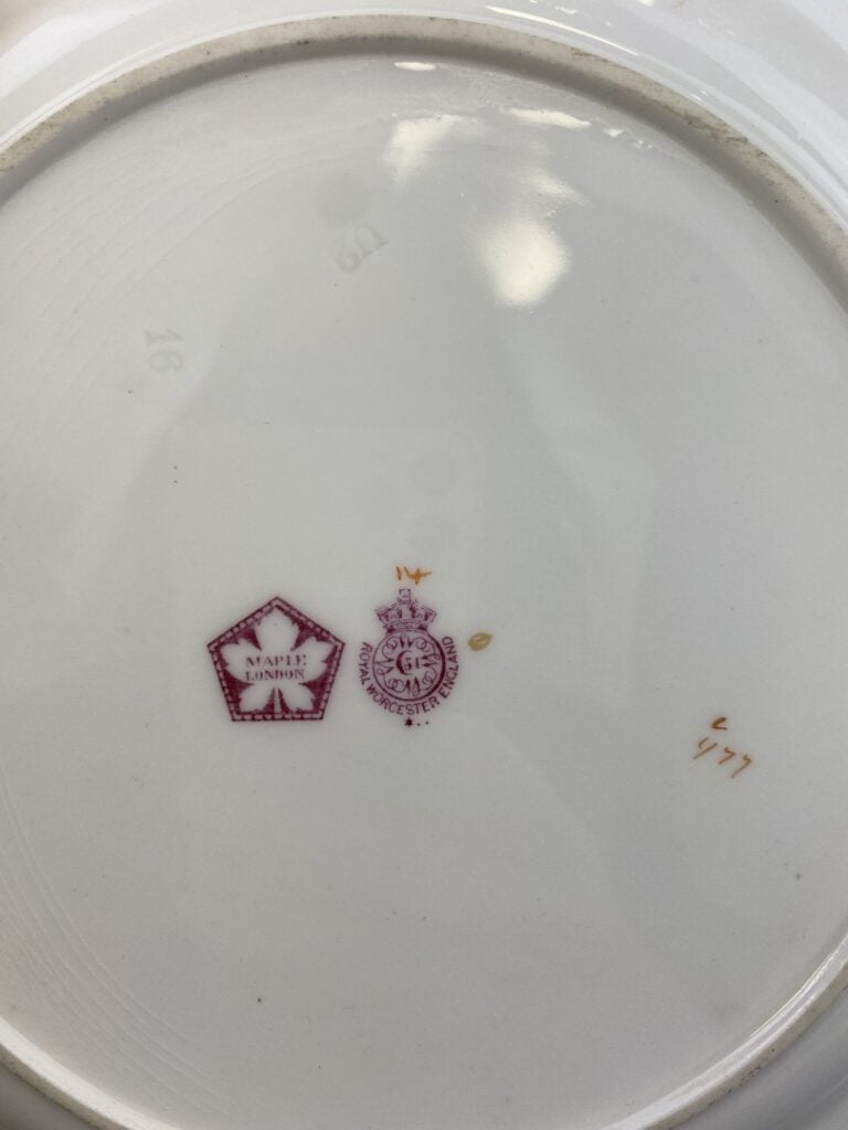 ROYAL WORCESTER - Angleterre - Huit assiettes de deux modèles différentes et un…