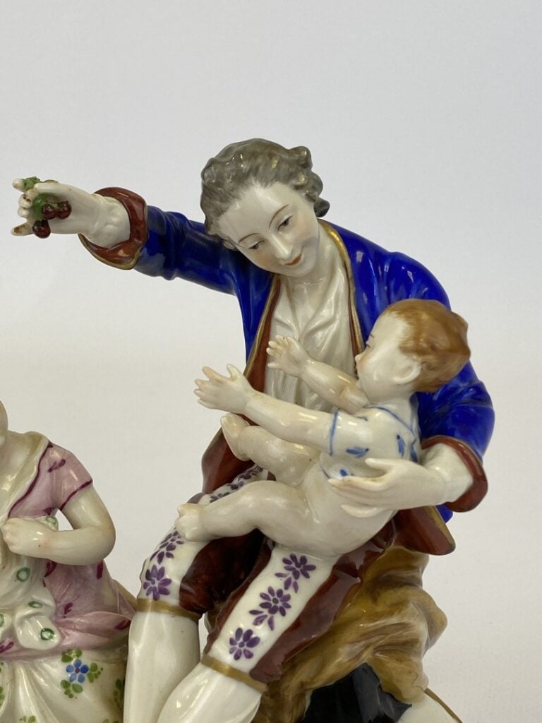 RUDOLSTADT - Allemagne - Groupe en porcelaine dit "le gouter" - Signées sous la…