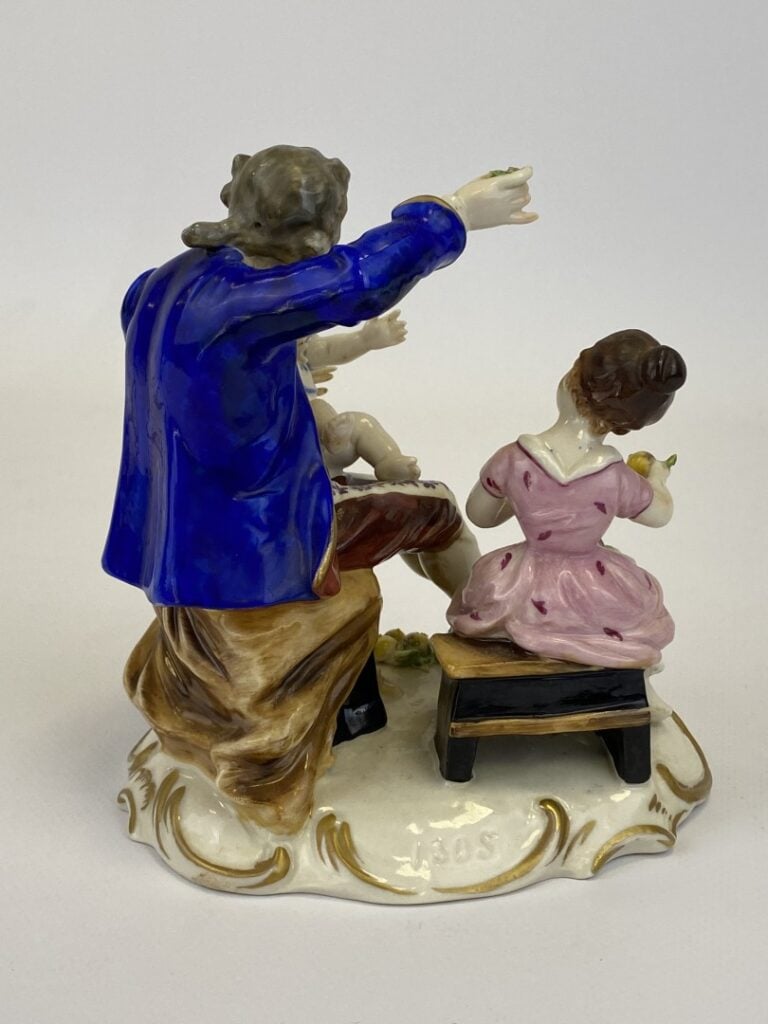 RUDOLSTADT - Allemagne - Groupe en porcelaine dit "le gouter" - Signées sous la…