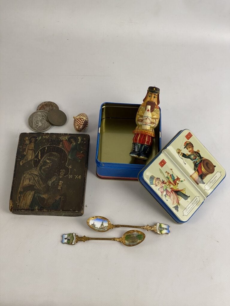 Russie - Petit lot de souvenirs de voyage dont cuillières à moka en métal doré…