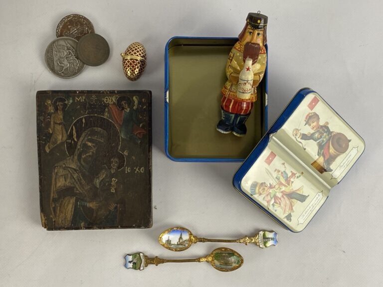 Russie - Petit lot de souvenirs de voyage dont cuillières à moka en métal doré…