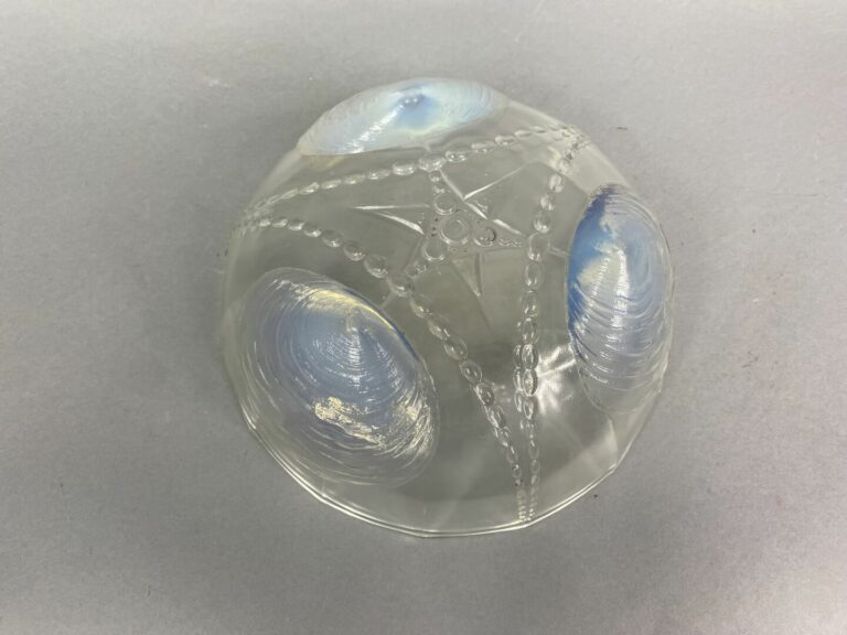 SABINO - Coupe tripode en verre opalescent à décor de coquillages et perles - D…