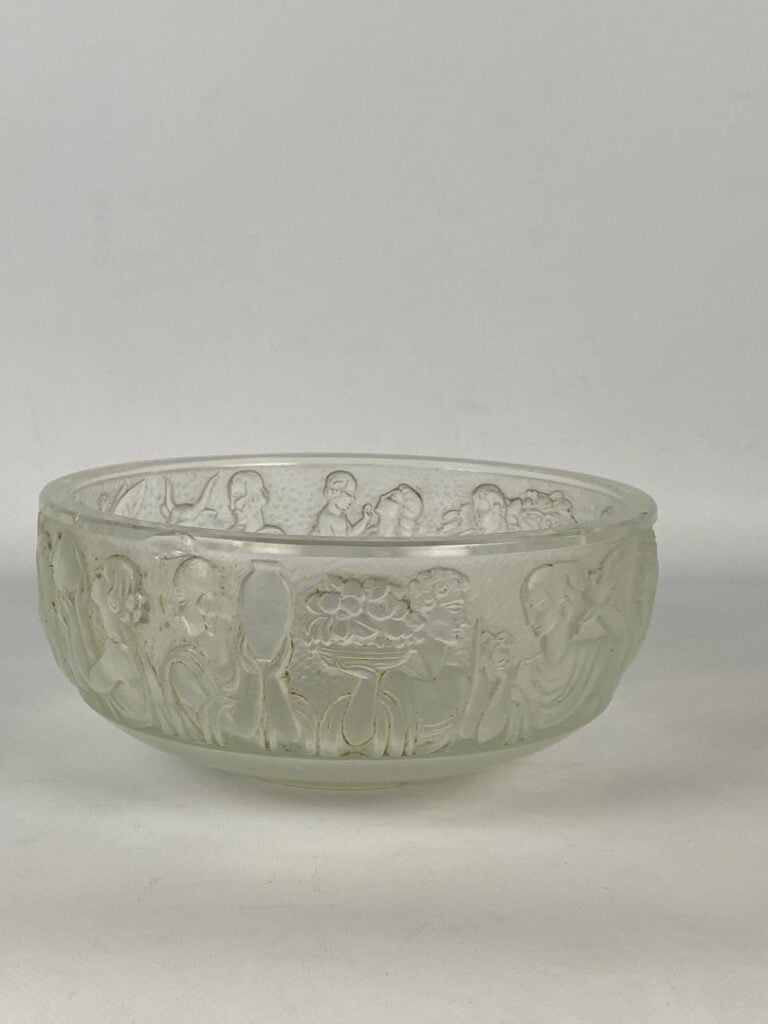 SABINO France - Coupe en cristal moulé pressé opalescent à décor d'une frise de…