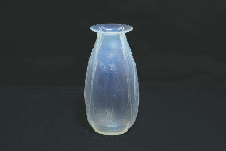 SABINO - Frivolité - Vase en verre moulé-pressé opalescent - Signé Sabino Paris…