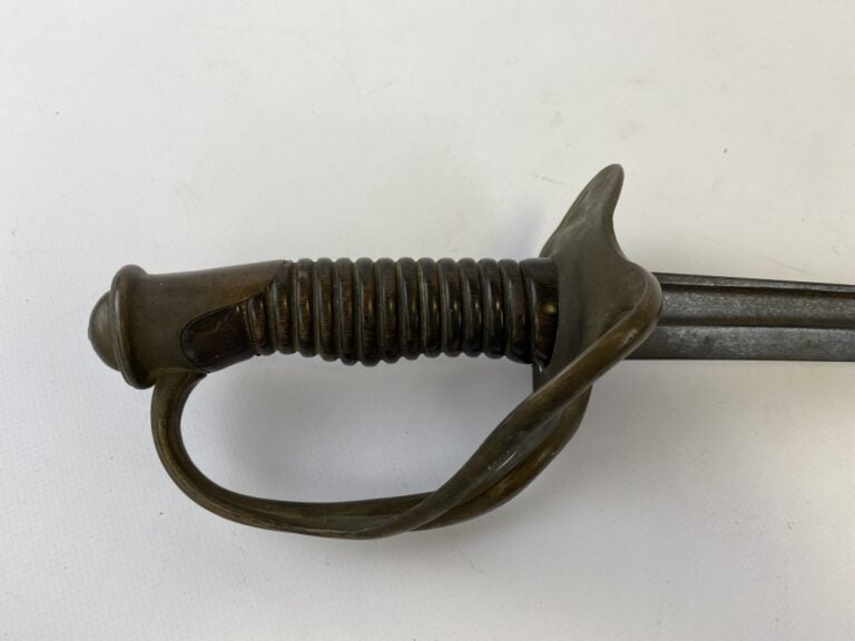 Sabre d'officier de cavalerie, lame signée "G. BARRE ... PARIS" , fine lame dro…