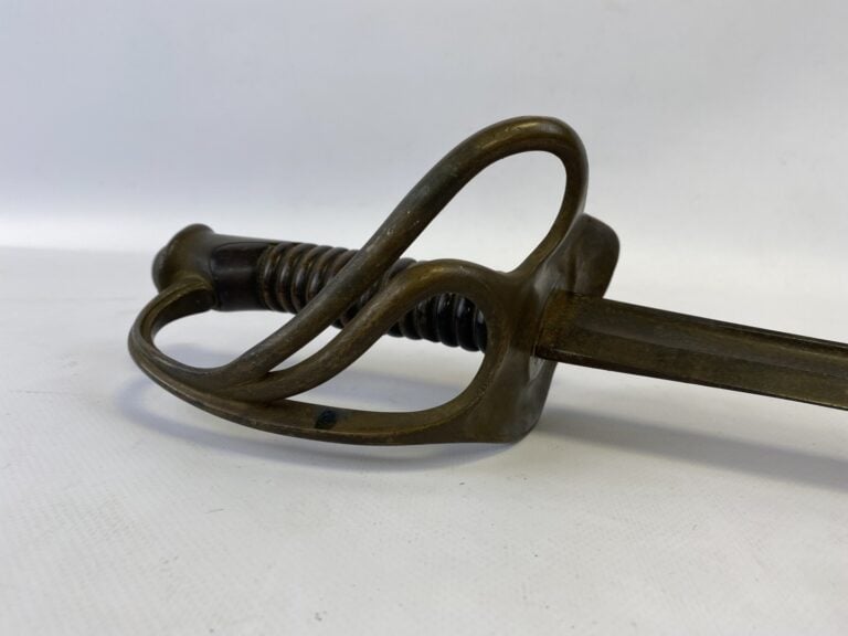 Sabre d'officier de cavalerie, lame signée "G. BARRE ... PARIS" , fine lame dro…