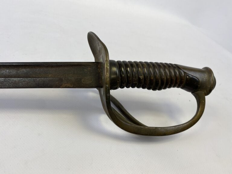 Sabre d'officier de cavalerie, lame signée "G. BARRE ... PARIS" , fine lame dro…