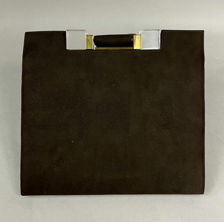 Sac minaudière en tissu suédé marron, le fermoir par bouton poussoir en métal d…