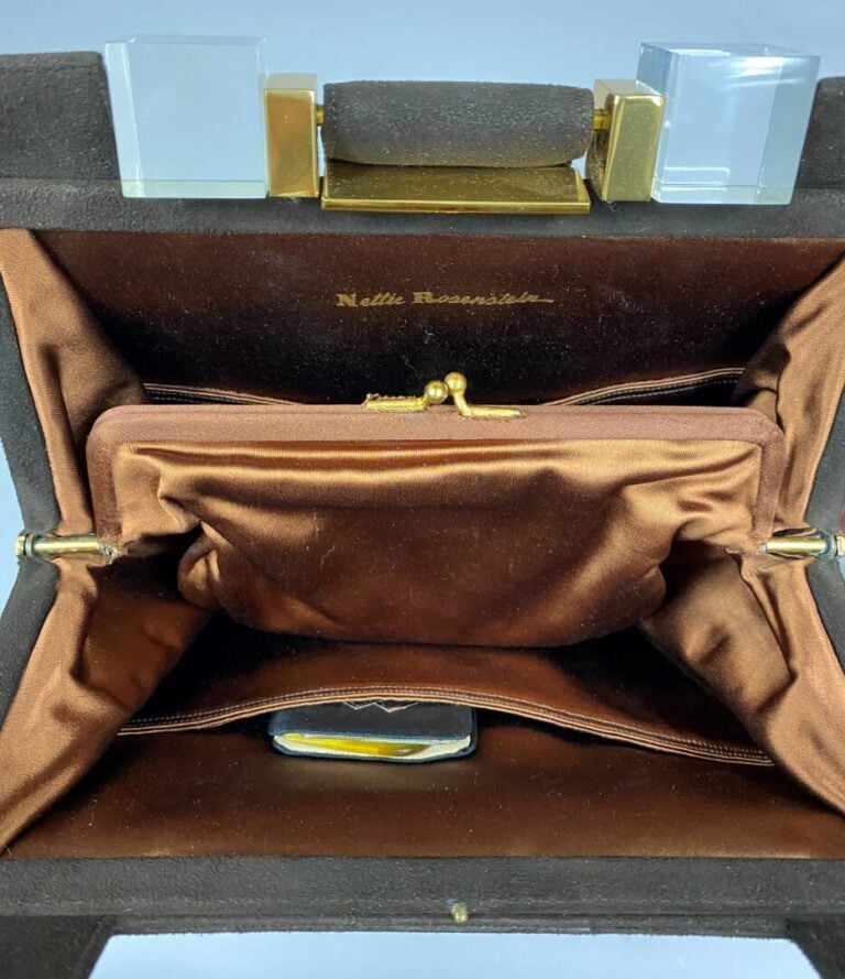 Sac minaudière en tissu suédé marron, le fermoir par bouton poussoir en métal d…