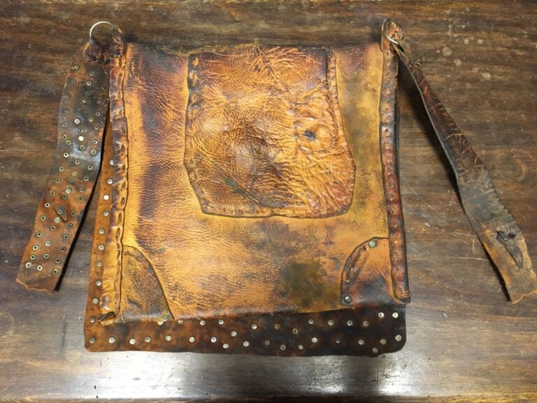Sacoche en cuir "choukara" en cuir orné de très nombreuses pièces de monnaie (u…