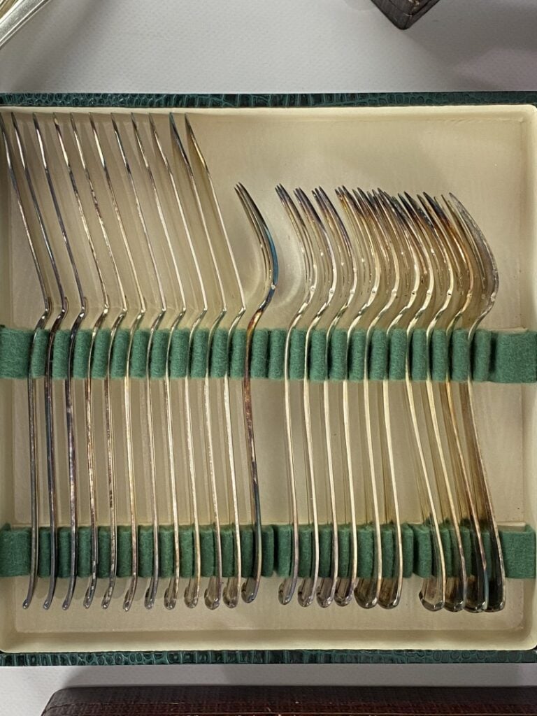 SAGLIER Frères - Importante partie de ménagère en métal argenté à motifs d'enro…