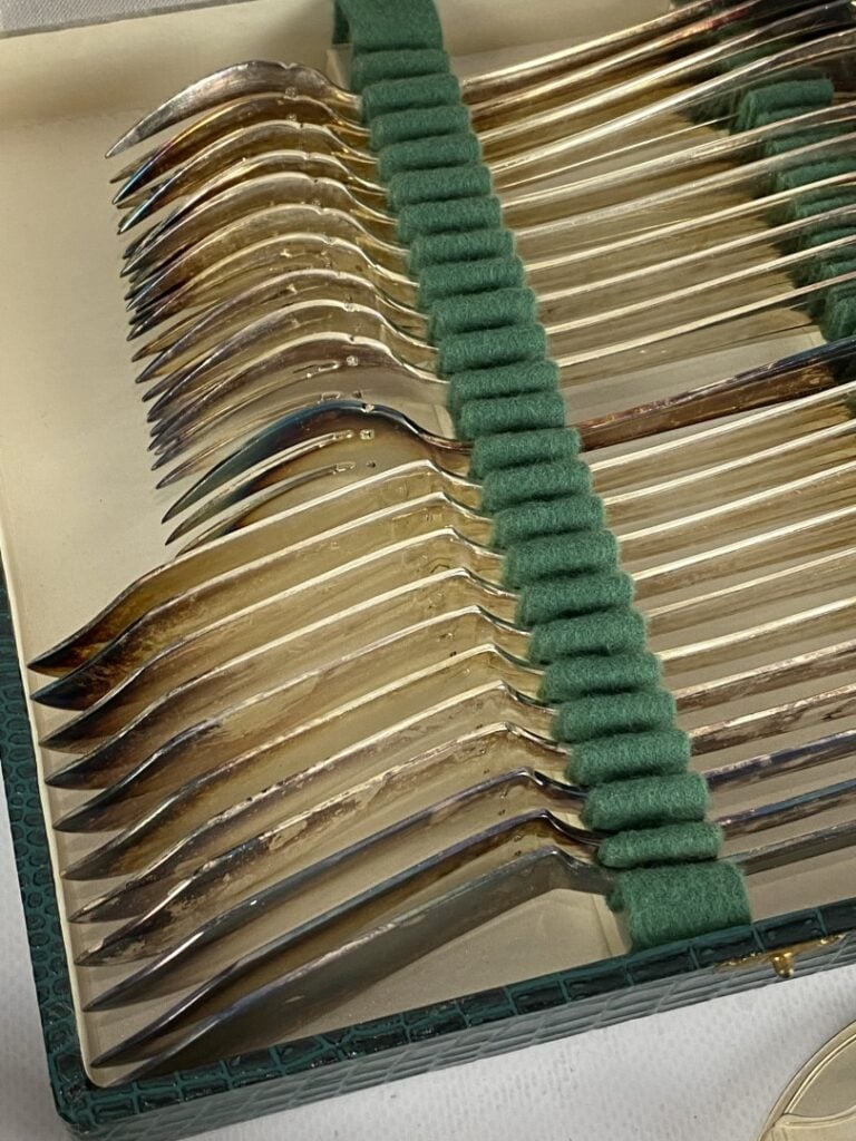 SAGLIER Frères - Importante partie de ménagère en métal argenté à motifs d'enro…