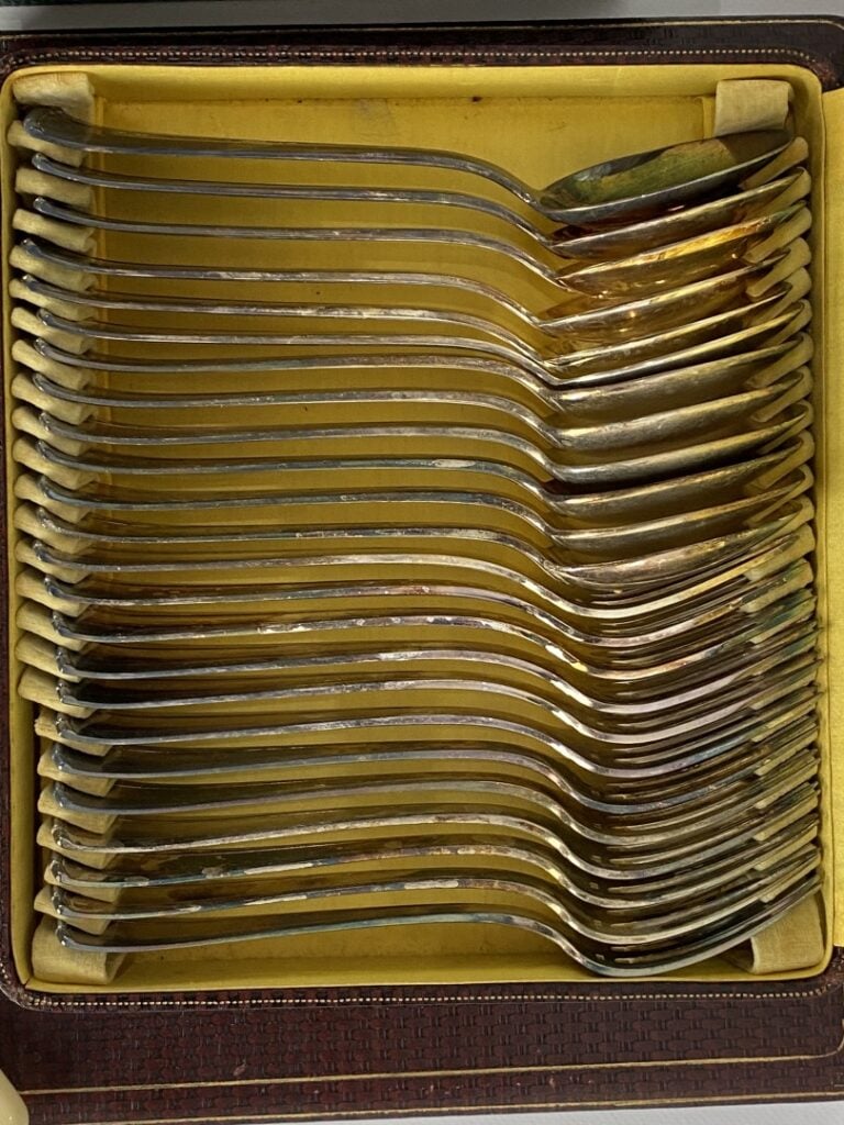 SAGLIER Frères - Importante partie de ménagère en métal argenté à motifs d'enro…