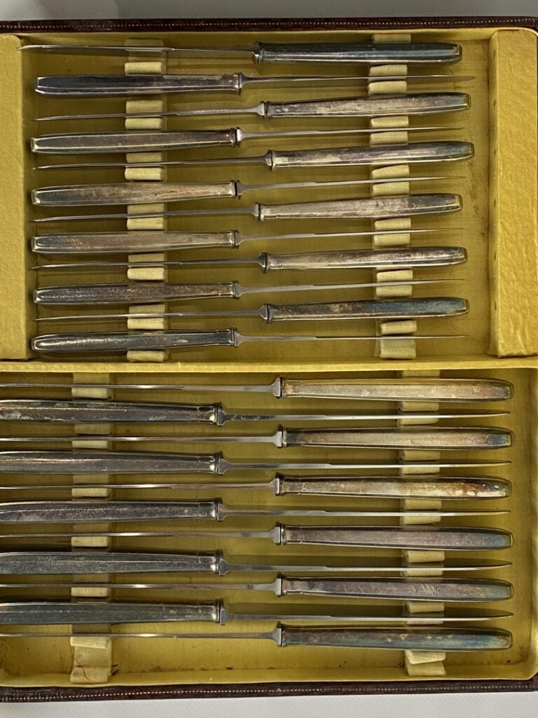 SAGLIER Frères - Importante partie de ménagère en métal argenté à motifs d'enro…