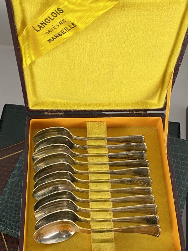 SAGLIER Frères - Importante partie de ménagère en métal argenté à motifs d'enro…