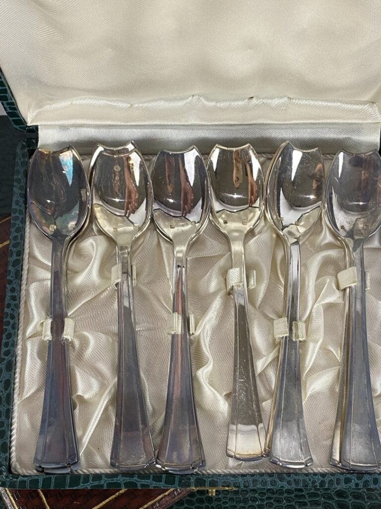 SAGLIER Frères - Importante partie de ménagère en métal argenté à motifs d'enro…
