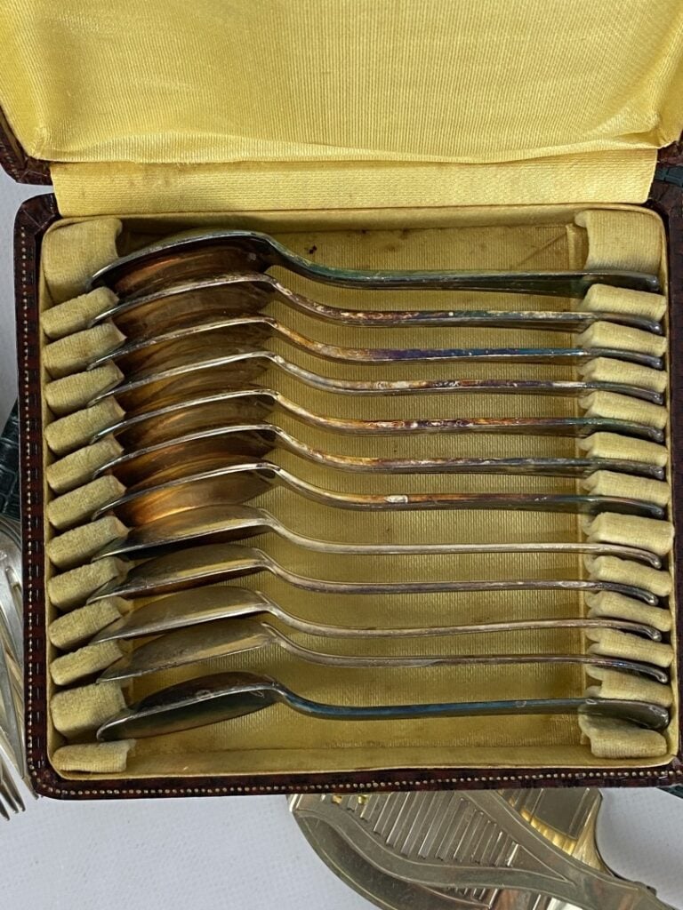 SAGLIER Frères - Importante partie de ménagère en métal argenté à motifs d'enro…