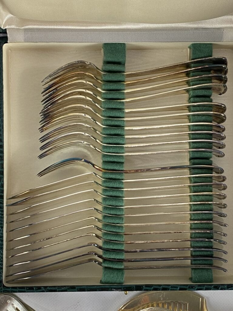 SAGLIER Frères - Importante partie de ménagère en métal argenté à motifs d'enro…