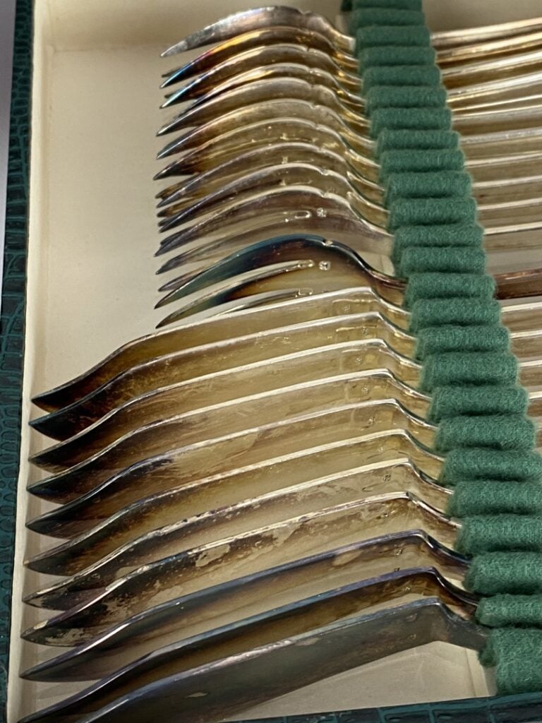 SAGLIER Frères - Importante partie de ménagère en métal argenté à motifs d'enro…