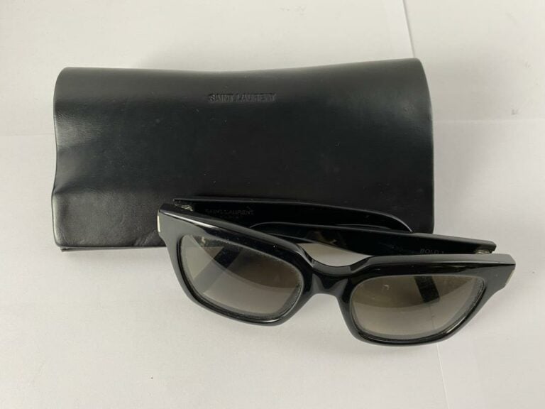 SAINT LAURENT - Lunettes noire avec étui - Bon état