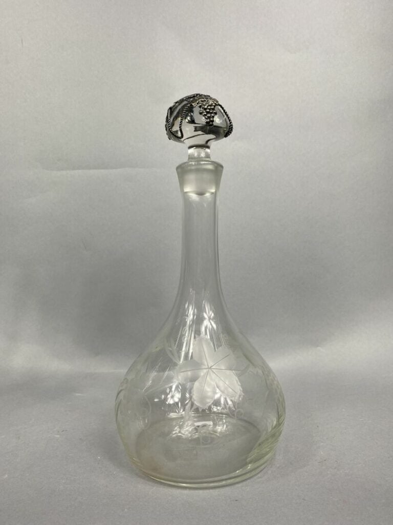 SAINT LOUIS - Aiguière en verre. - On joint une carafe en verre à décor de rais…