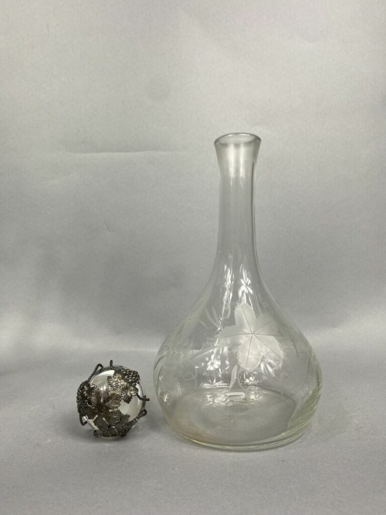 SAINT LOUIS - Aiguière en verre. - On joint une carafe en verre à décor de rais…