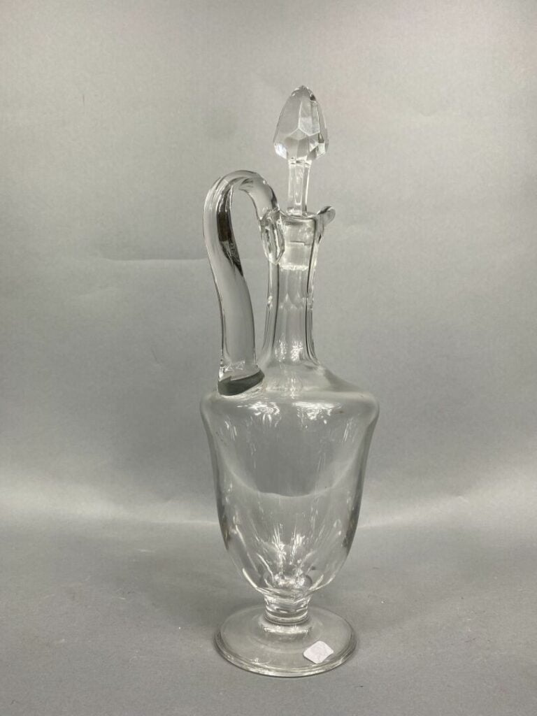 SAINT LOUIS - Aiguière en verre. - On joint une carafe en verre à décor de rais…