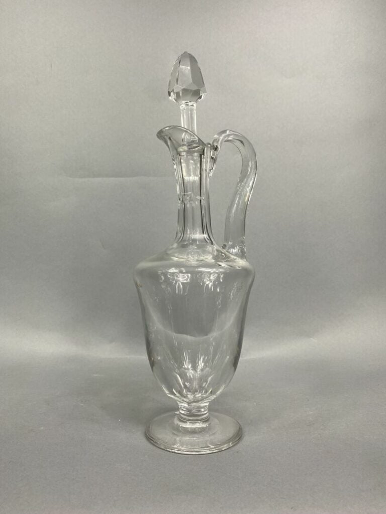 SAINT LOUIS - Aiguière en verre. - On joint une carafe en verre à décor de rais…