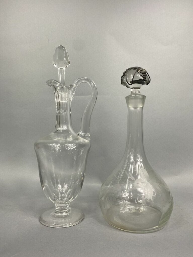 SAINT LOUIS - Aiguière en verre. - On joint une carafe en verre à décor de rais…