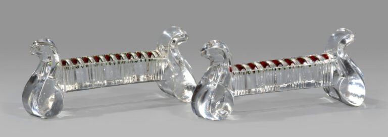 Saint-Louis.Deux porte-couteaux en cristal moulé et taillé à décor interne de t…
