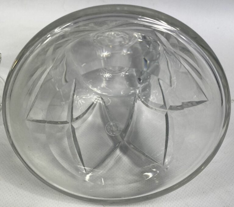 SAINT LOUIS et SEVRES - Lot de deux carafes en cristal taillé - H : 32.5 et 30.…