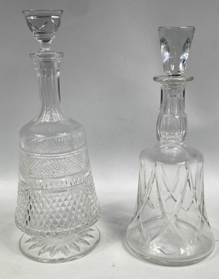 SAINT LOUIS et SEVRES - Lot de deux carafes en cristal taillé - H : 32.5 et 30.…