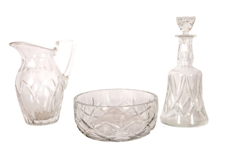 SAINT LOUIS - Lot de cristal comprenant une carafe à décor de croisillons, un s…