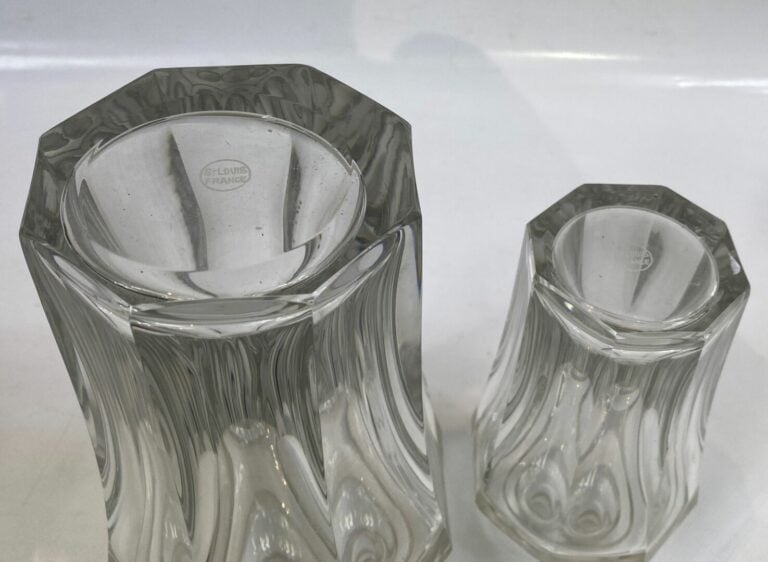 SAINT LOUIS - Lot de cristal comprenant une verseuse à pans avec bec en argent…