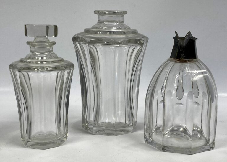 SAINT LOUIS - Lot de cristal comprenant une verseuse à pans avec bec en argent…
