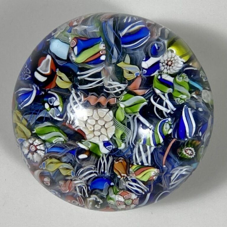SAINT-LOUIS. Presse-papier en cristal à motif de pêle-mêle. Diamètre : 5.6 cm…