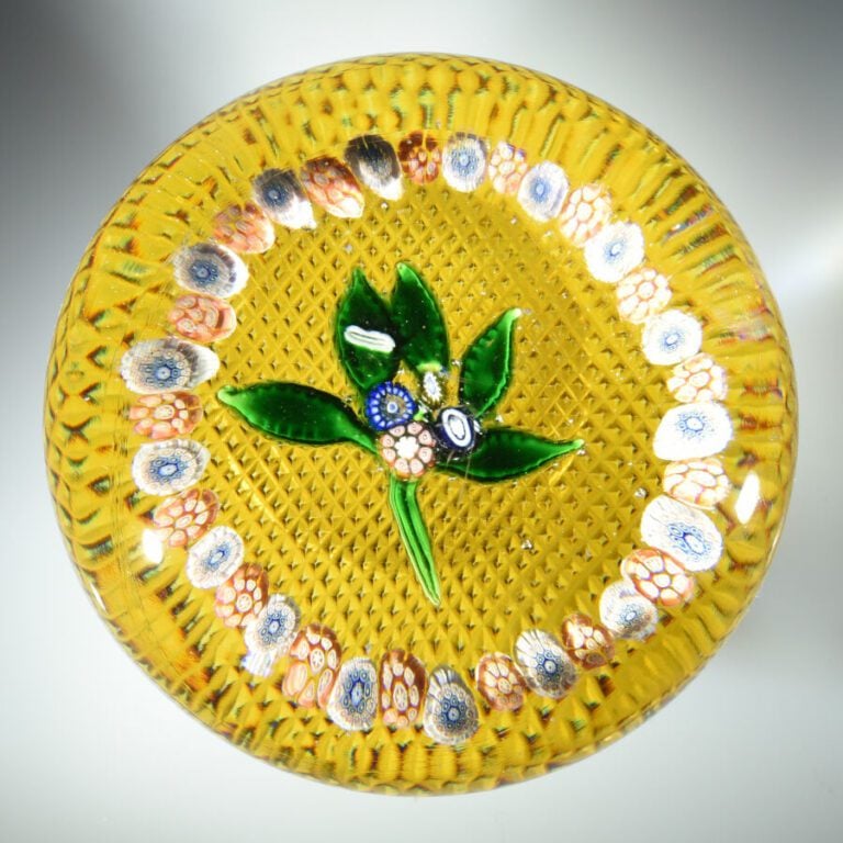 Saint Louis. Presse-papiers à fond ambre guilloché orné d'un bouquet de 4 bonbo…