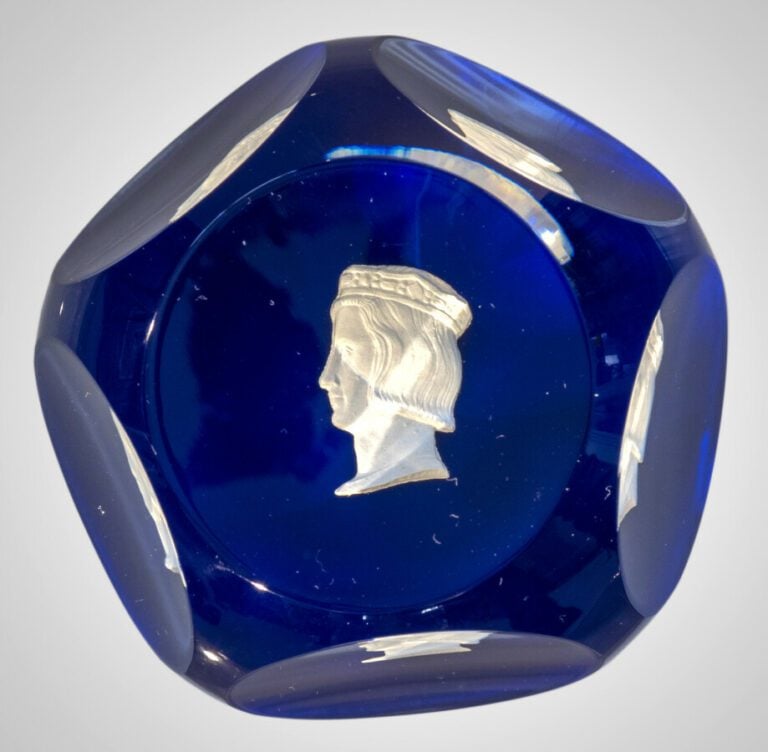 Saint-Louis.Presse-papiers à fond bleu opaque orné d'un cristallo-cérame représ…