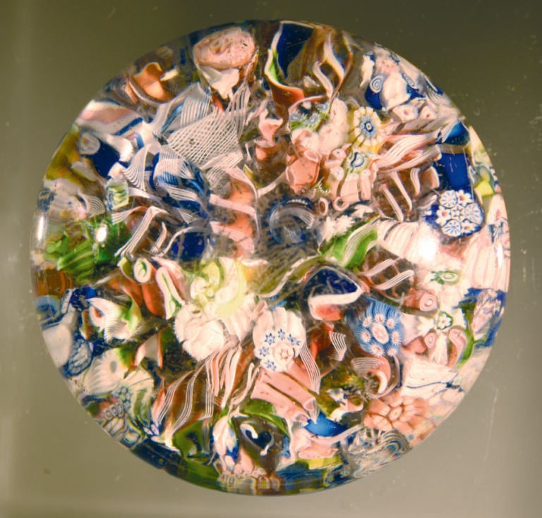 Saint Louis. Presse-papiers à motif de cannes et torsades polychromes en pêle-m…