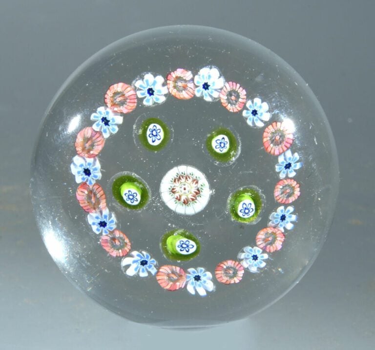 Saint-Louis. Presse-papiers à motif de cercle périphérique composé de bonbons r…