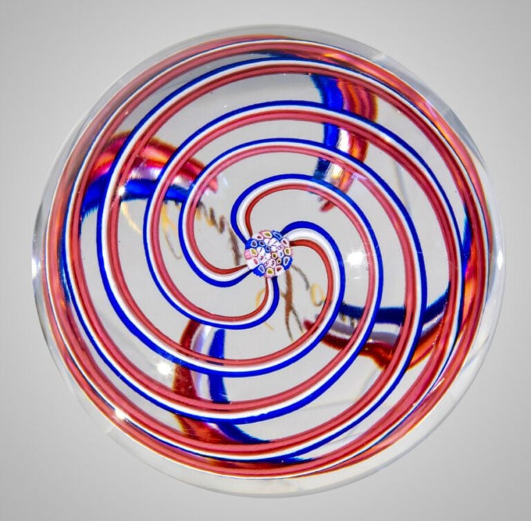 Saint-Louis.Presse-papiers daté 1789-1989, à motif de quatre rubans tricolores…