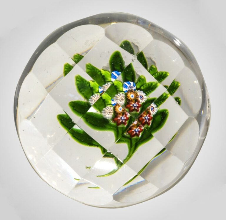 Saint-Louis.Presse-papiers miniature à motif de bouquet composé d'une fleurette…